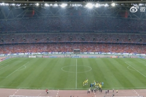 别气馁！国足遭遇三连败，杭州奥体现场仍播放起《我是如此相信》